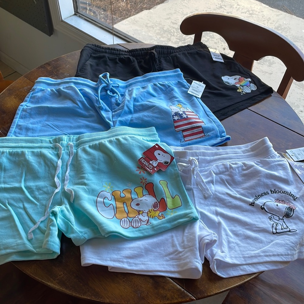 NWT peanuts Snoopy shorts. 4 pairs. Juniors size 2XL